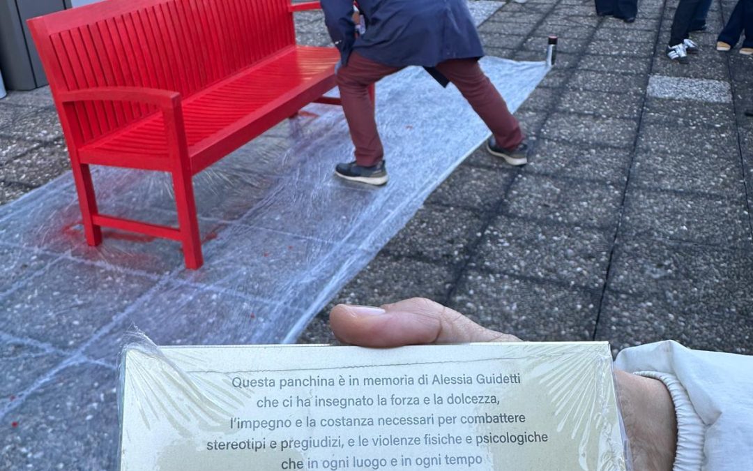 Una panchina rossa in memoria di Alessia Guidetti